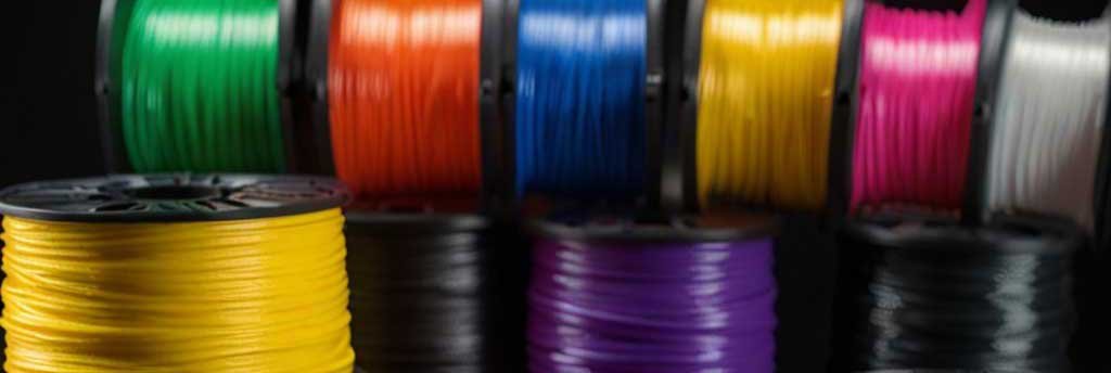 Vários rolos de filamento de impressora 3D